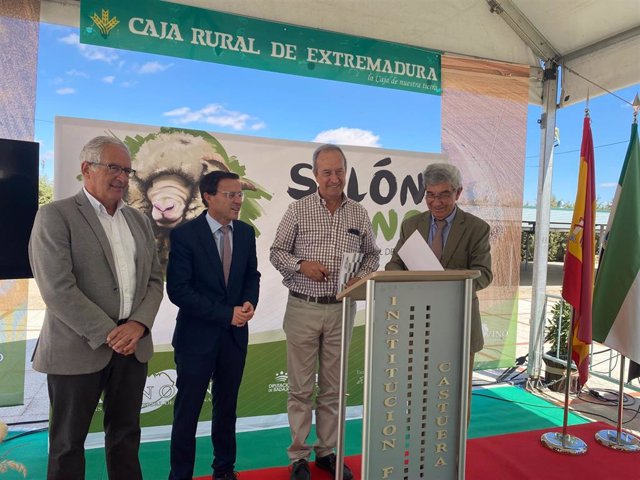 Mario Mera Gómez-Bravo, y el Presidente de CASAT, Félix Liviano Ayuso acompañados por el Presidente de la Diputación de Badajoz y por el Director General de Ganadería.