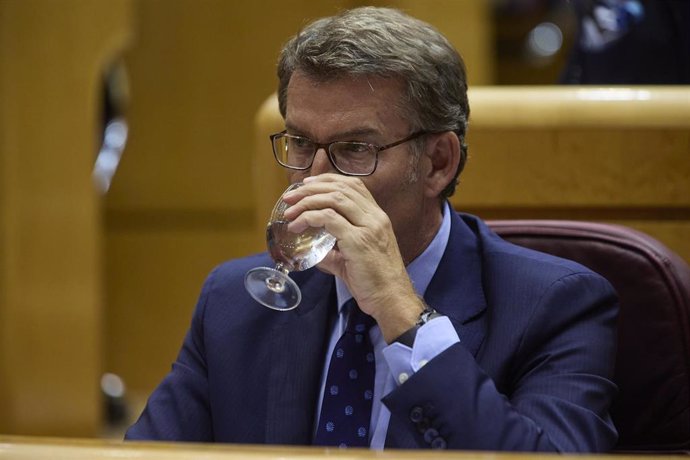 El presidente del Partido Popular, Alberto Núñez Feijóo, bebe agua durante un debate monográfico sobre la crisis energética y el contexto económico, en el Senado, a 6 de septiembre de 2022, en Madrid (España).