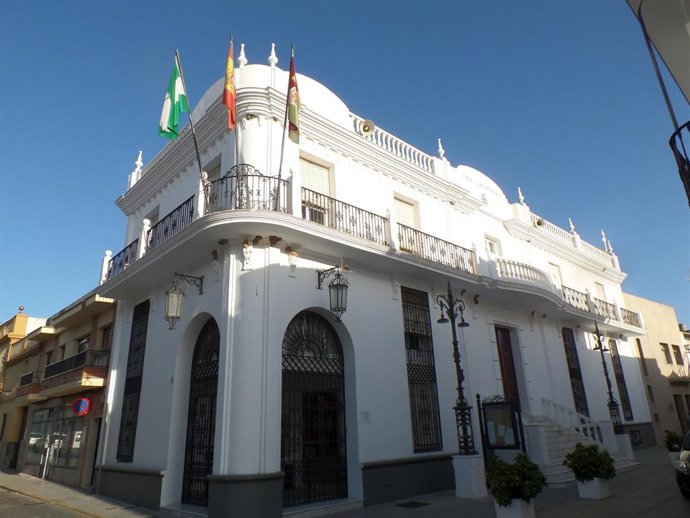 Archivo - Fachada del Ayuntamiento de Trigueros en una imagen de archivo.