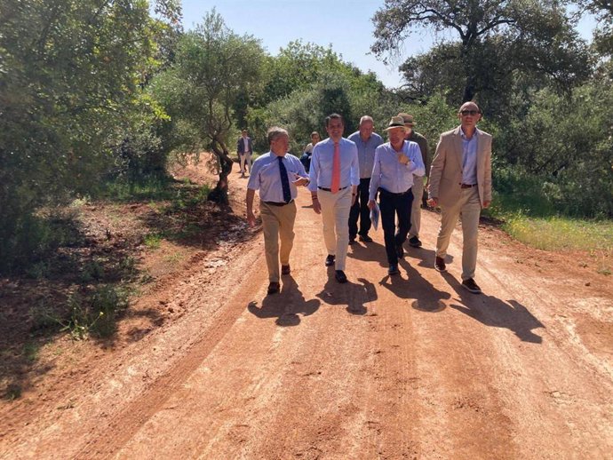 Archivo - Fuentes (izda.), junto al alcalde de Córdoba, José María Bellido, en una visita al Parque Periurbano del Patriarca.