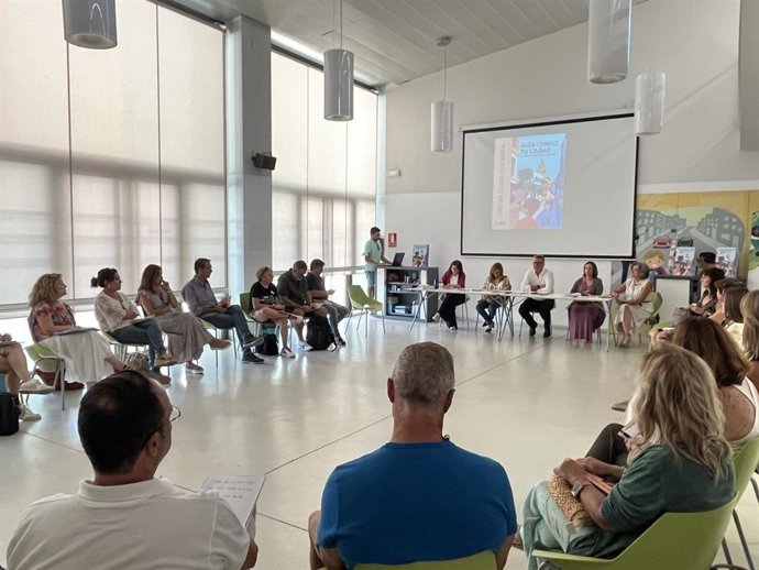 Un momento de la reunión de Torrejimeno con los directores de colegios.