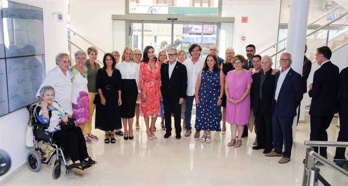La Reina Letizia llega al CaixaForum Lleida para asistir a la conferencia del Tour del Cáncer de la AECC junto a la delegada del Gobierno en Catalunya, M Eugnia Gay y Ramón Reyes y Sisco Marages (AECC)