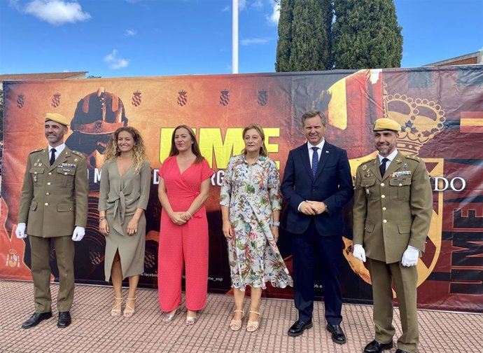 El delegado del Gobierno en Galicia, José Miñones, asiste a la toma de posesión del nuevo coronel de la BIEM V 