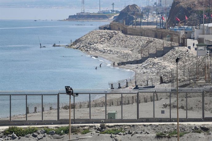 Archivo - Guardias marroquíes vistos desde el espigón de la playa del Tarajal, a 25 de julio de 2022, en Ceuta (España)