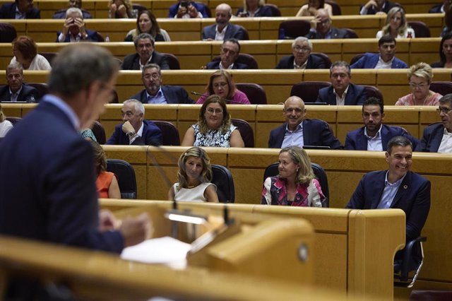 (I-D) La vicepresidenta segunda y ministra de Trabajo y Economía Social, Yolanda Díaz; la vicepresidenta primera y ministra de Asuntos Económicos y Transformación Digital, Nadia Calviño y el presidente del Gobierno, Pedro Sánchez, mientras interviene el p