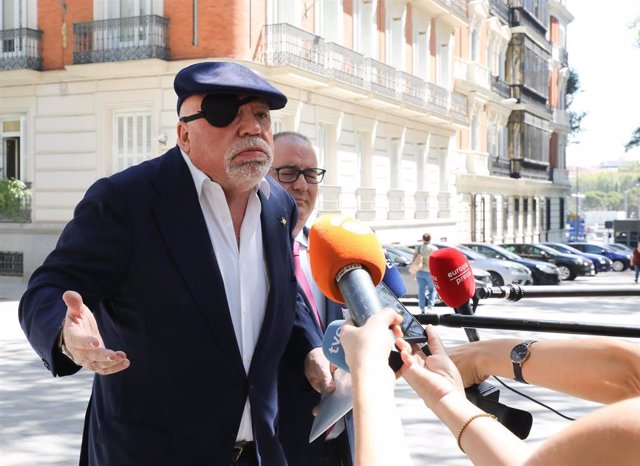 El excomisario de la Policía, José Manuel Villarejo, atiende a los medios a la salida del reconocimiento médico en la Audiencia Nacional, a 1 de septiembre de 2022, en Madrid (España). 