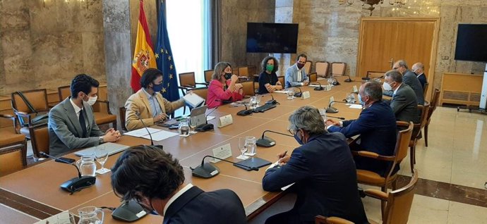 Archivo - Reunión entre representantes del sector cerámico y la ministra Teresa Ribera, en una imagen de archivo