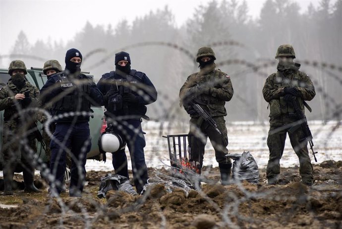 Fuerzas de seguridad de Polonia supervisan la construcción de barreras en la frontera con Bielorrusia.