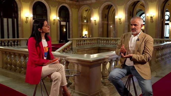 La presidenta de Cs, Inés Arrimadas, y el líder de Cs en Catalunya, Carlos Carrizosa, en un acto en el Parlament para conmemorar el quinto aniversario de los plenos del 6 y 7 de septiembre de 2017.