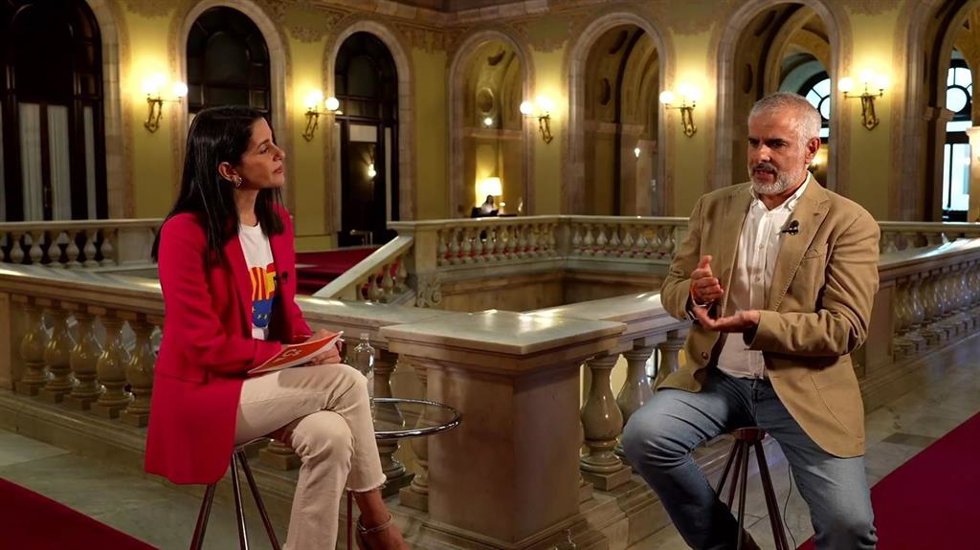 La presidenta de Cs, Inés Arrimadas, y el líder de Cs en Catalunya, Carlos Carrizosa, en un acto en el Parlament para conmemorar el quinto aniversario de los plenos del 6 y 7 de septiembre de 2017.