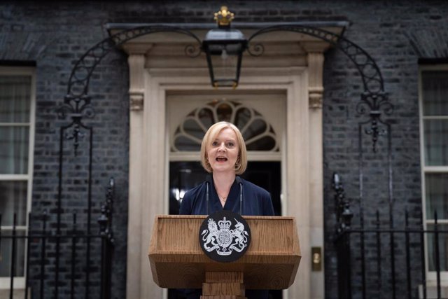 Liz Truss, primera ministra de Reino Unido, habla ante Downign Street