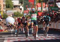Más de 30.000 personas presencian en Tomares (Sevilla) el final de la nueva etapa de la Vuelta Ciclista a España