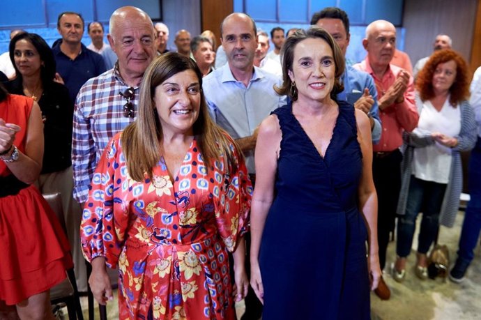 La presidenta del PP de Cantabria, María José Sáenz de Buruaga, y la secretaria general del PP nacional y portavoz del grupo popular en el Congreso de los Diputados, Cuca Gamarra, en la Junta Directiva del PP de Cantabria