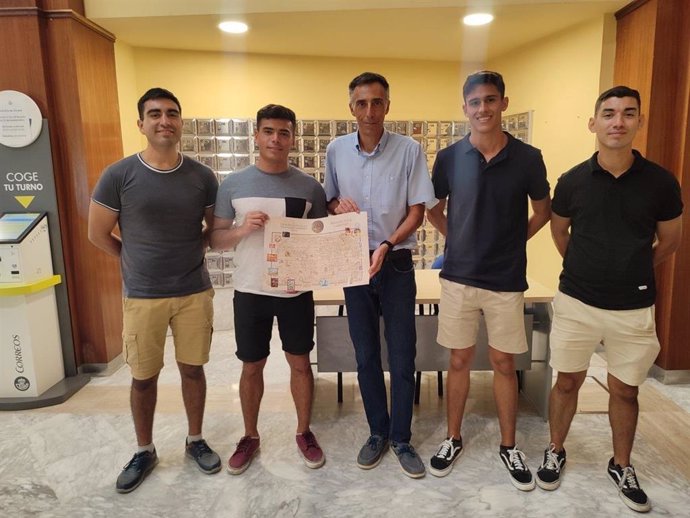 Tripulantes del buque escuela argentino en la oficina principal de Correos de Cádiz