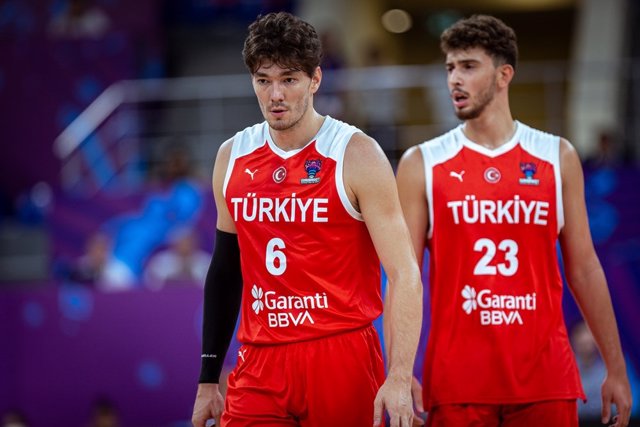Cedi Osman y Alperen Segun en un partido con la selección turca en el Eurobasket