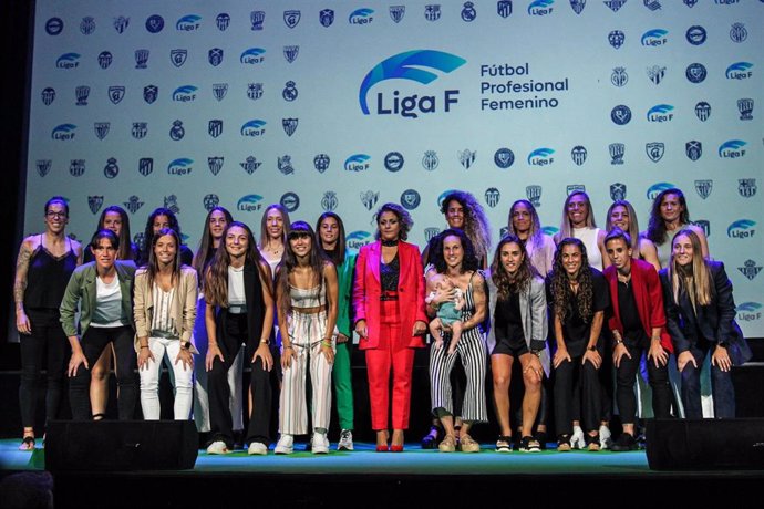 Jugadoras de la nueva Liga F posan con la presidenta de la LPFF, Beatriz Álvarez, tras la presentación oficial de la competición