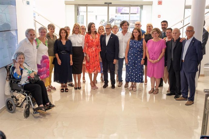 La Reina Letizia (c), posa en la conferencia Tour del Cáncer, organizada por la Asociación Española Contra el Cáncer (AECC), en CaixaForum, a 6 de septiembre de 2022, en Lleida.