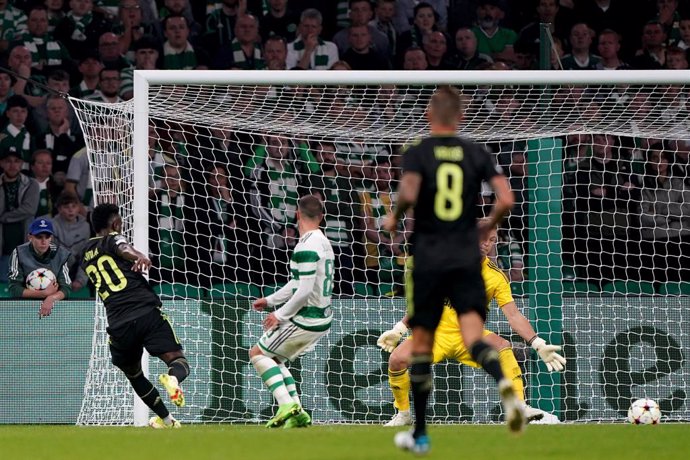 06 September 2022, United Kingdom, Glasgow: Real Madrid's Vinicius Junior (L) scores his side's first goal during the UEFA Champions League Group F soccer match between Celtic vs Real Madrid at Celtic Park. Photo: Andrew Milligan/PA Wire/dpa