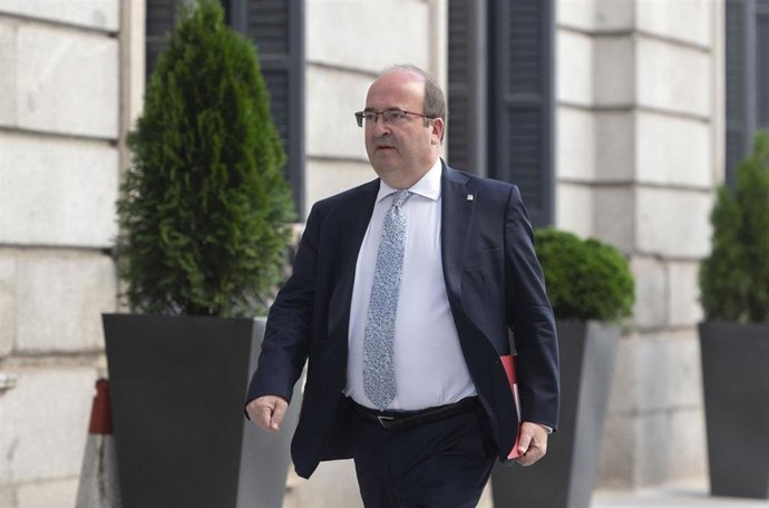 Archivo - El ministro de Cultura y Deporte, Miquel Iceta, a su llegada a una sesión plenaria, en el Congreso de los Diputados