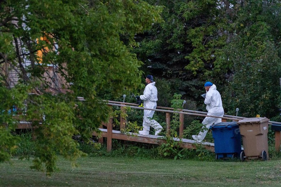 Los investigadores entran en una casa en la escena del crimen en Weldon después de que 10 personas murieran y 15 resultaran heridas tras los apuñalamientos ocurridos en James Smith Cree Nation y Weldon en Saskatchewan.