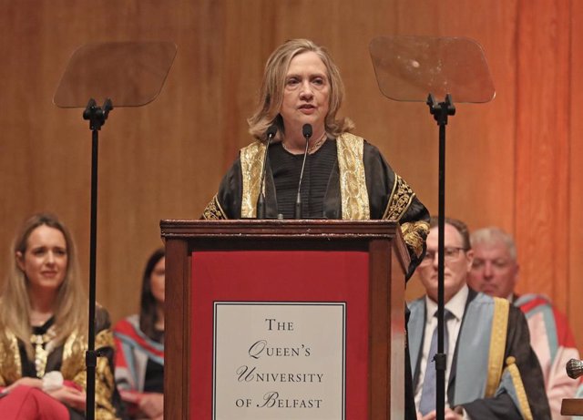 Archivo - La ex secretaria de Estado de EE.UU., Hillary Clinton, pronuncia un discurso en la ceremonia de investidura como rectora de la Queen's University