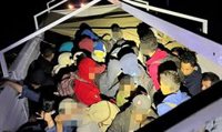 México.- Hallados 266 migrantes hacinados en los dobles fondos de tres camiones en el norte de México