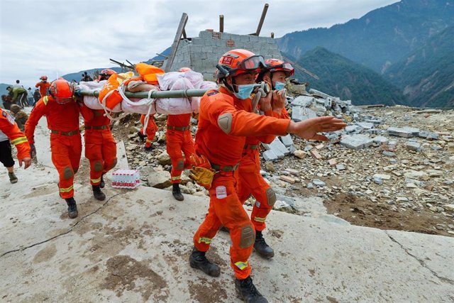 Los socorristas trasladan a un aldeano herido evacuado de la aldea de Wandong del pueblo de Detuo, en el condado de Luding, en la provincia suroccidental china de Sichuan, el 6 de septiembre de 2022.