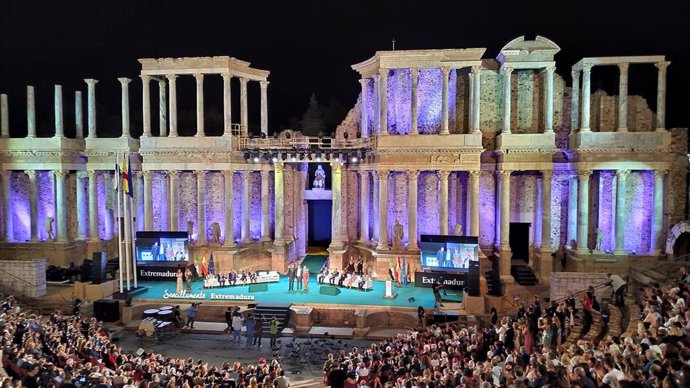 Archivo - Gala de entrega de las Medallas de Extremadura en 2019, la última que se celebró en el Teatro Romano 