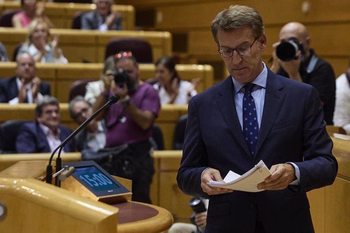 El presidente del Partido Popular, Alberto Núñez Feijóo, después de intervenir durante un debate monográfico sobre la crisis energética y el contexto económico, en el Senado, a 6 de septiembre de 2022, en Madrid (España). El objetivo de este encuentro e