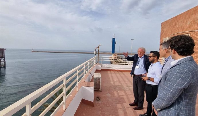 El presidente de la APA muestra al presidente de Abercrombie & Kent el Puerto de Almería.