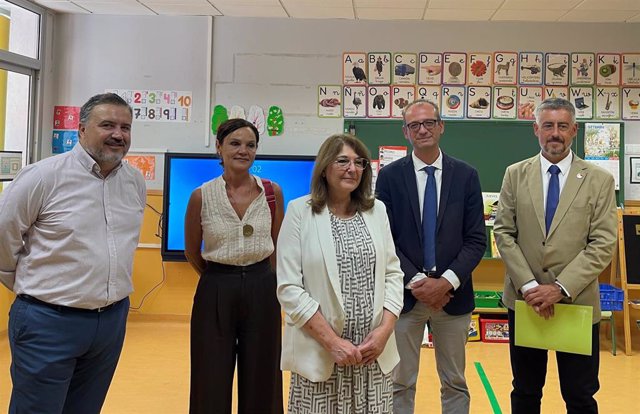 La consejera de Educación, María Isabel Campuzano, en un encuentro en el CEIP Carolina Codorníu de la pedanía murciana de Churra