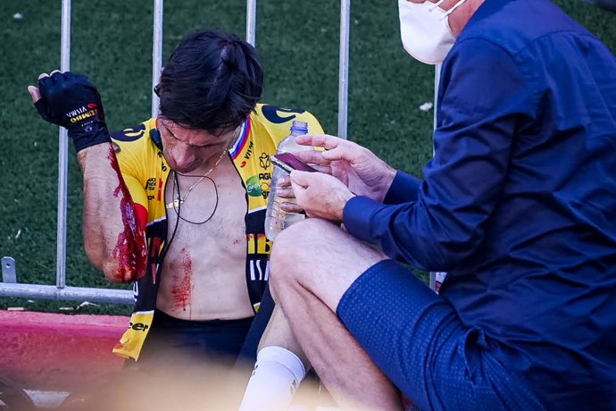 06 September 2022, Spain, Tomares: Slovenian cyclist Primoz Roglic of Jumbo-Visma lies injured at the finish line of stage 16 of the 77th edition of the 'Vuelta a Espana', Tour of Spain cycling race, a 189,4 km km flat stage from Sanlucar de Barrameda t
