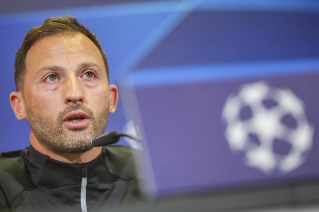 El técnico del RB Leipzig, Domenico Tedesco, durante una rueda de prensa previa a un encuentro de la Liga de Campeones. 