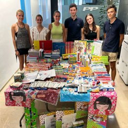 La presidenta de NNGG de Baleares, Lourdes Roca, junto a otros miembros de Nuevas Generaciones.