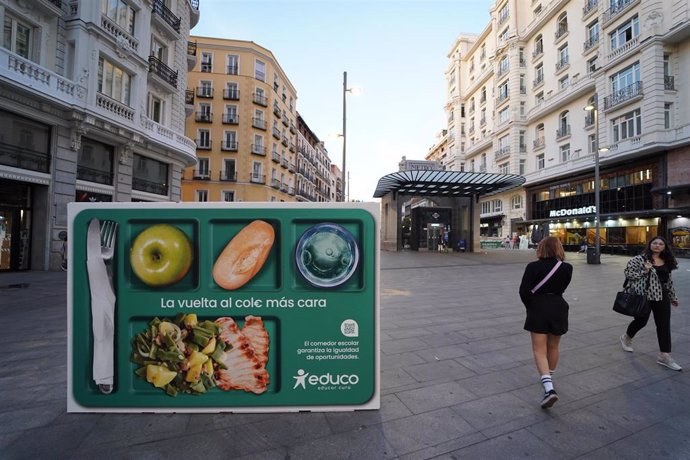 Bandeja de comedor instalada por Educo en el centro de Madrid.