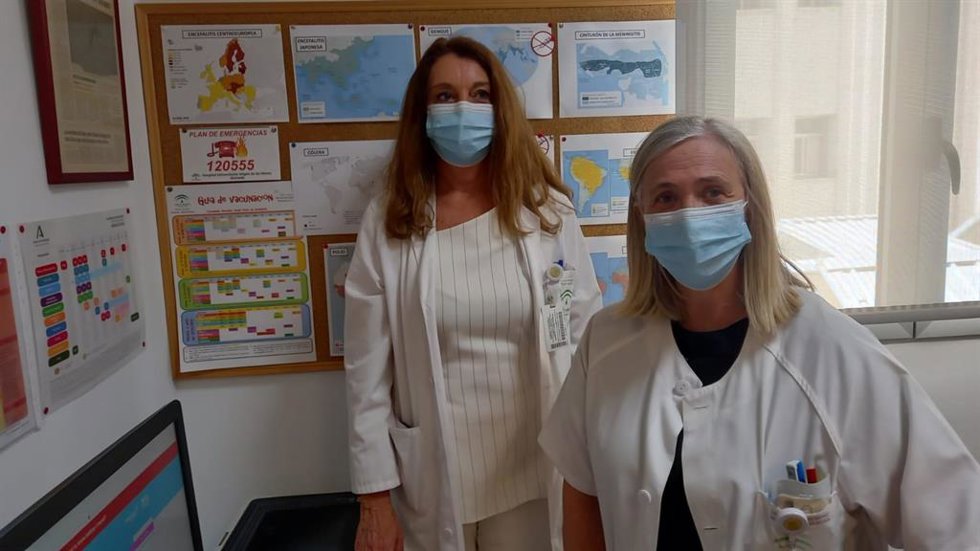 La jefa del servicio de Medicina Preventiva y Salud Pública, Francisca Enríquez, junto a la especialista Elena Jiménez.