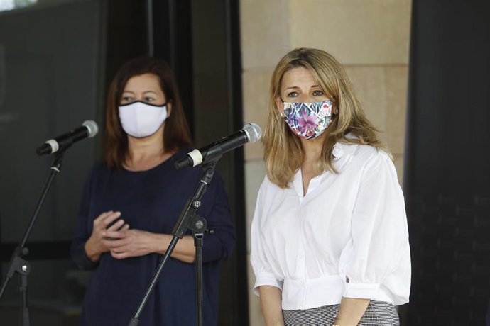 Archivo - La presidenta del Govern, Francina Armengol, y la ministra de Trabajo y Economía Social, Yolanda Díaz, intervienen en una rueda de prensa el pasado marzo de 2021. 