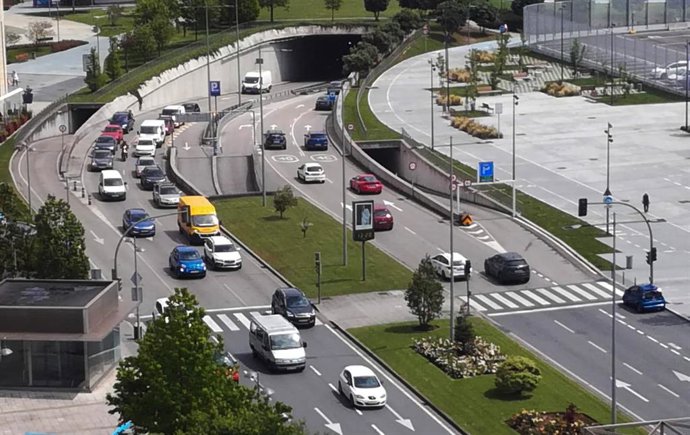 Archivo - Tráfico de coches en Santander