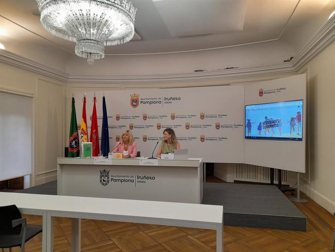 La concejala de Servicios Sociales, Acción Comunitaria y Deporte, María Caballero, y la coordinadora del Programa COworkids, Celia Pinedo, durante la rueda de prensa