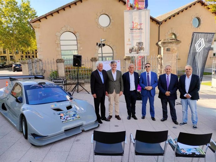 Autoridades y organizadores de la prueba automovilística XXVII Subida Charra-Sierra de Béjar , en la presentación en el Museo de la Automoción de Salamanca