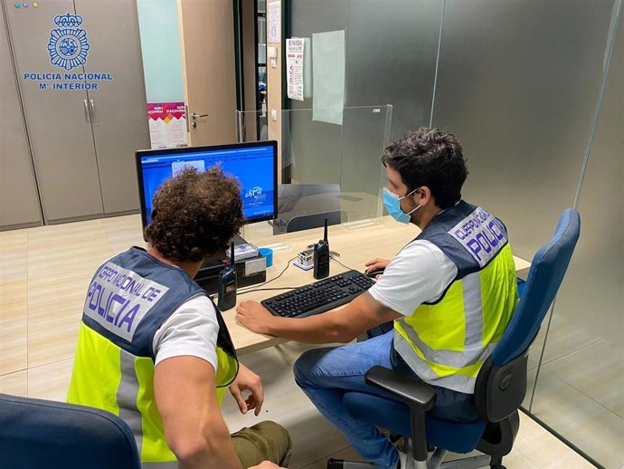 Archivo - Agentes de la Policía Nacional en Ibiza.