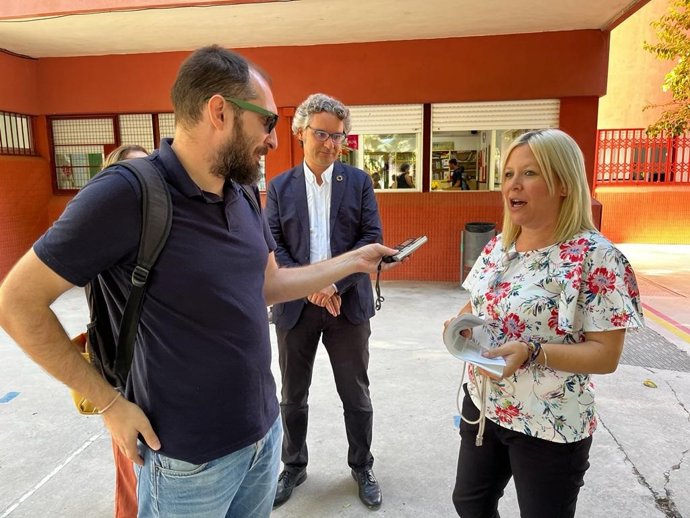 Los concejales de Educación, Antonio Benito, y de Pedanías y Barrios, Ainhoa Sánchez, durante la visita a unas de las instalaciones