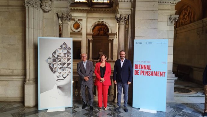 El alcalde de Valencia, Joan Ribó, la alcaldesa de Barcelona, Ada Colau, y el alcalde de Palma, José Hila, en la presentación de la Bienal de Pensamiento 2022 en el Ayuntamiento de Barcelona.