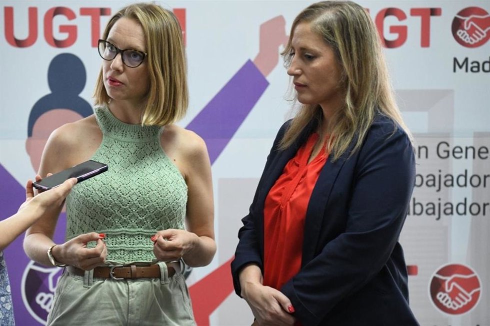 La portavoz de Unidas Podemos en la Asamblea de Madrid, Carolina Alonso, junto con la secretaria general de UGT Madrid, Marina Prieto.