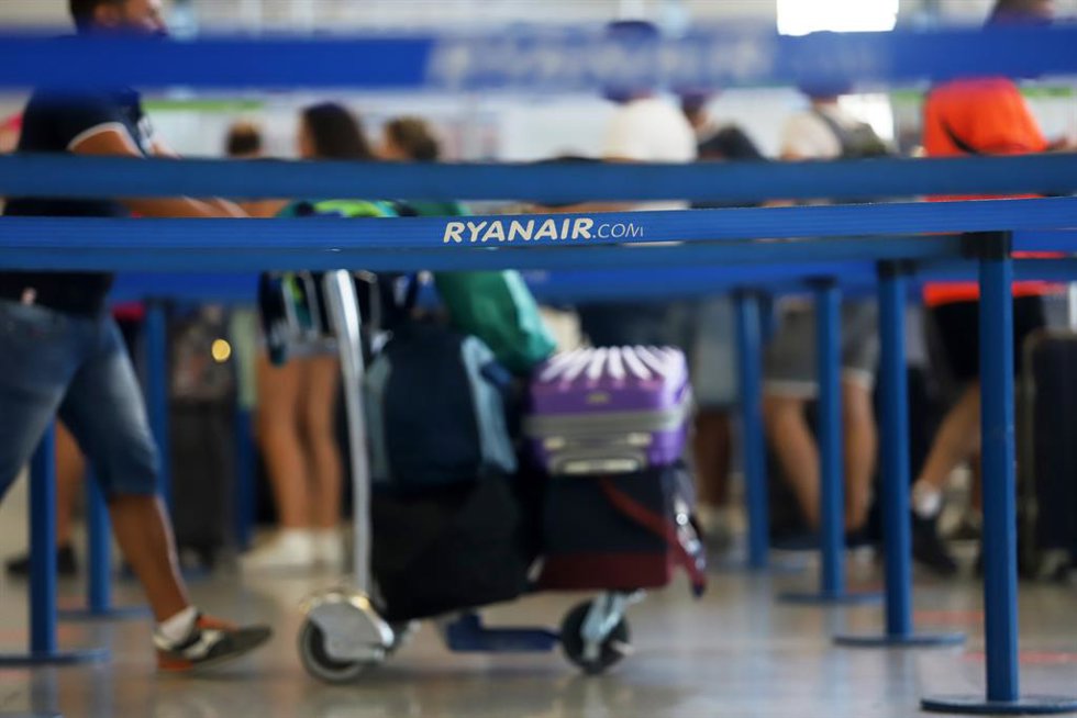 Cientos de turistas hacen colas en los puestos de embarque de Ryanair, en el Aeropuerto Costa del Sol, en Málaga, Andalucía. 