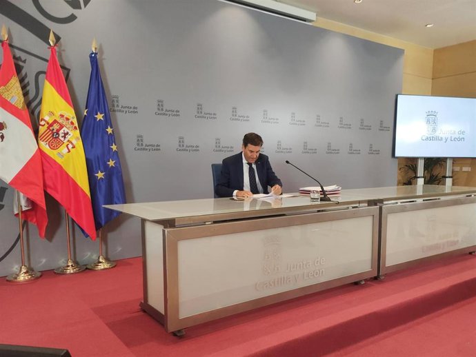 El consejero de Economía y Hacienda y portavoz de la Junta, Carlos Fernández Carriedo, en la rueda de prensa posterior al Consejo de Gobierno.