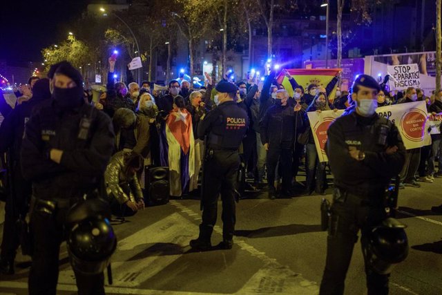 Archivo - Un grupo de manifestantes a favor de la independencia de Cataluña se concentra en la avenida Meridiana de Barcelona