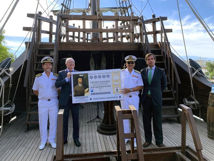 El presidente de Loterías y Apuestas del Estado, Jesús Huerta, el presidente de la Fundación Nao Victoria, José Fernández de Cabo, y el Contralmirante-Asesor del Almirante Jefe de Estado Mayor de la Armada, Santiago Barber, en la presentación del décimo.