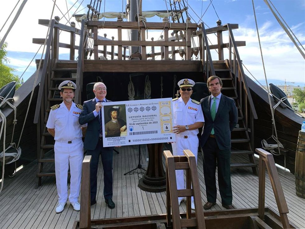 El presidente de Loterías y Apuestas del Estado, Jesús Huerta, el presidente de la Fundación Nao Victoria, José Fernández de Cabo, y el Contralmirante-Asesor del Almirante Jefe de Estado Mayor de la Armada, Santiago Barber, en la presentación del décimo.