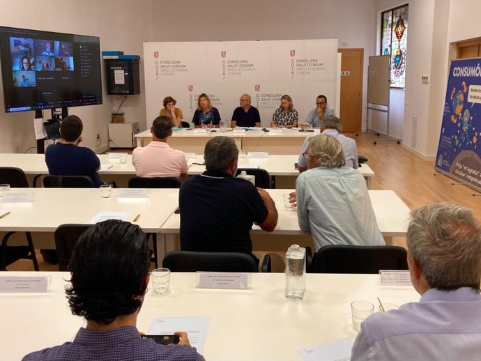 La consellera de Salud y Consumo, Patricia Gómez, y el director general de Consumo, Flix Alonso, durante la reunión del Consejo de Consumo.